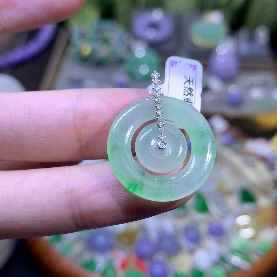 颈饰18K金镶嵌翡翠