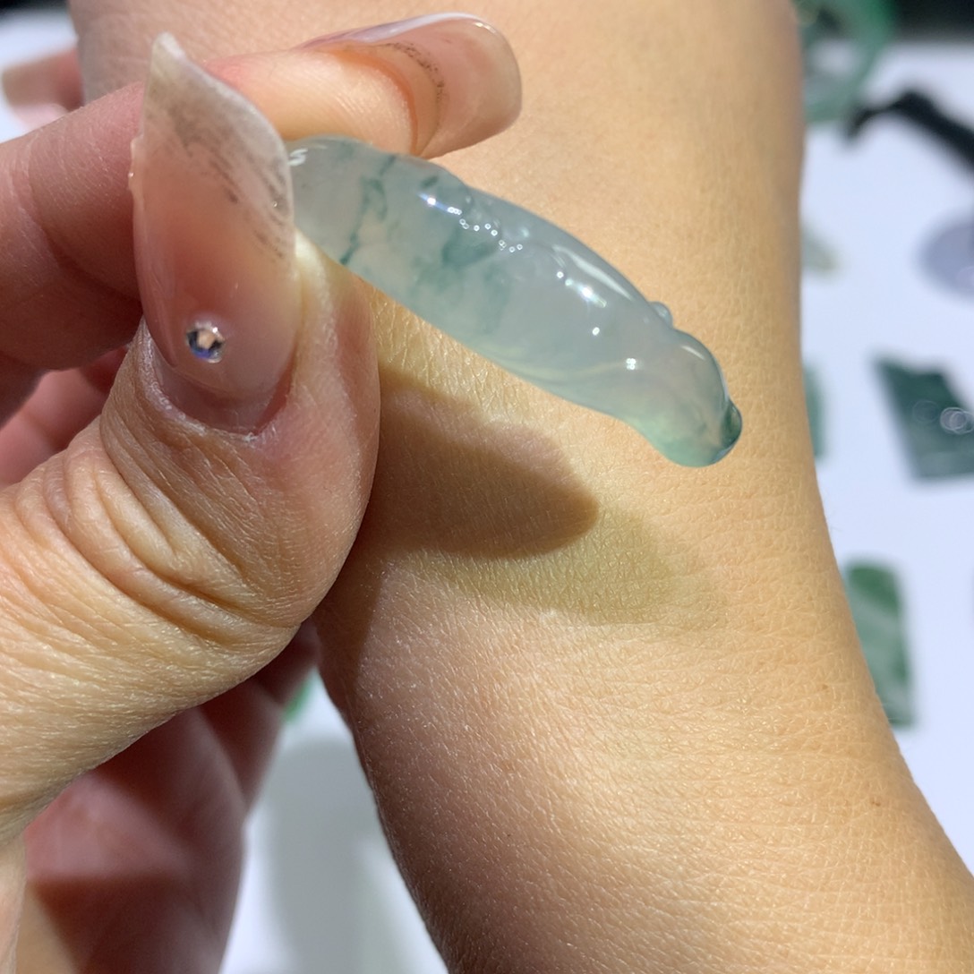 翡翠颈饰未镶嵌玉兰花