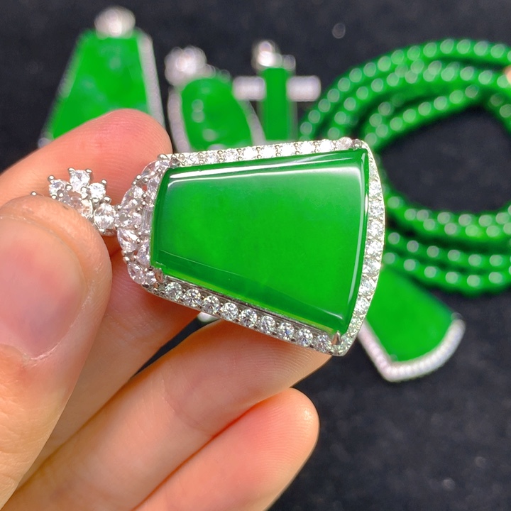 翡翠颈饰银S925镶嵌一个