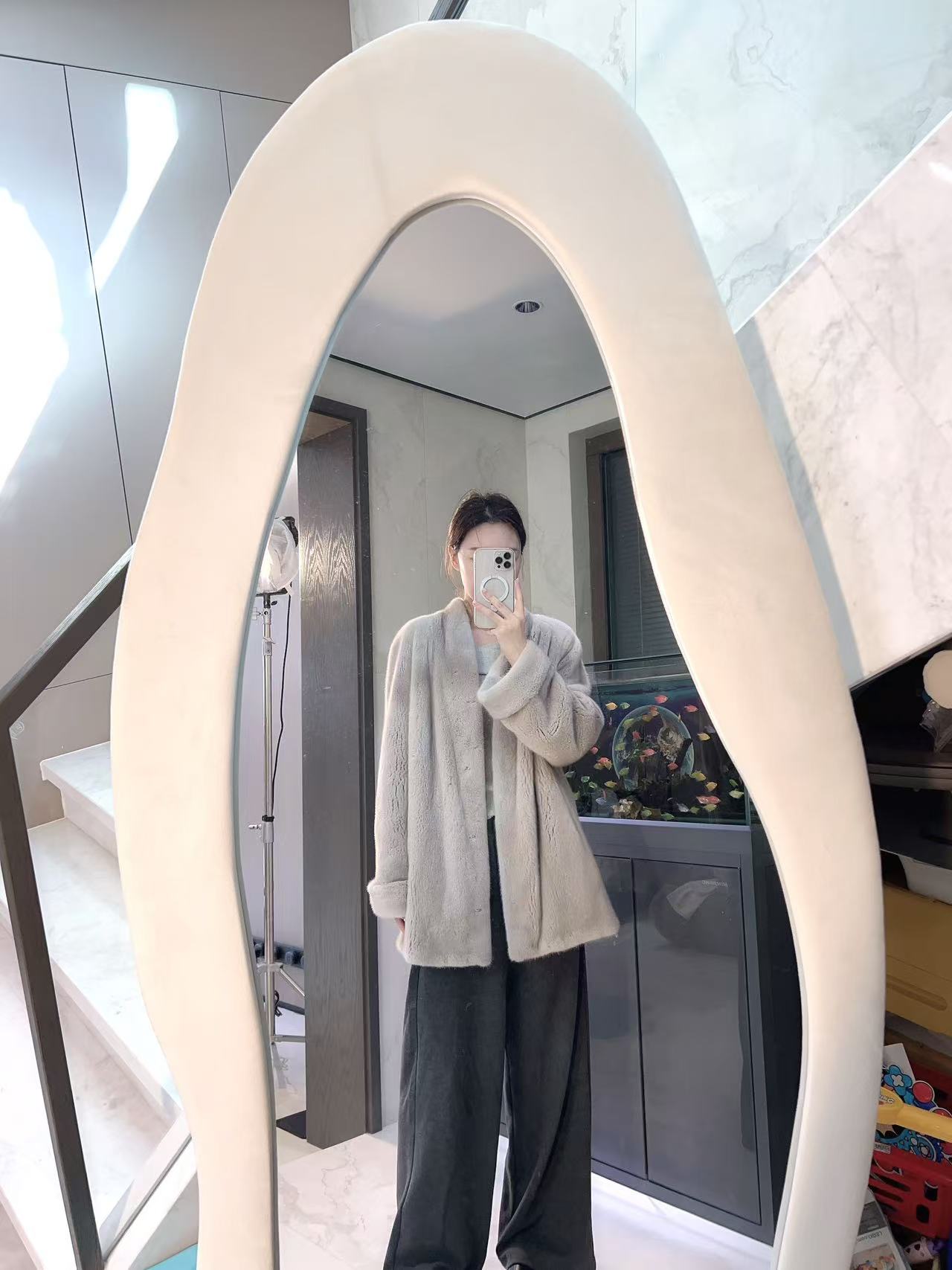 《老友日记》丹麦哥本哈根紫金短二皇冠天鹅绒V领女皮草外套