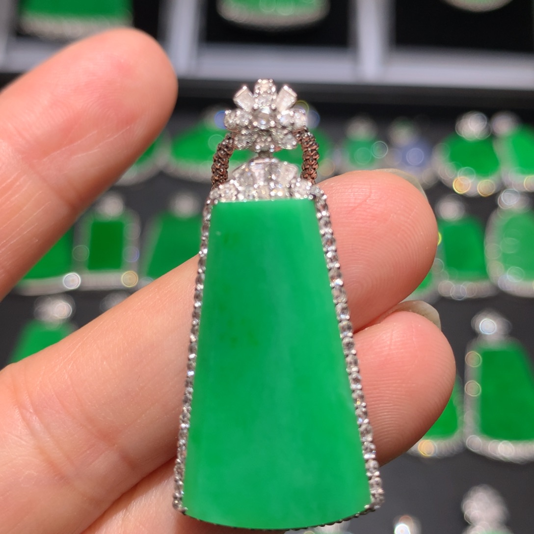 翡翠颈饰18K金镶嵌翡翠