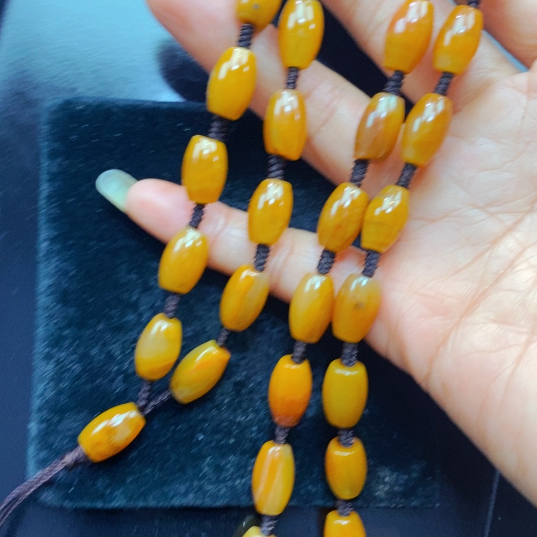 未镶嵌石英质玉（黄龙玉）颈饰