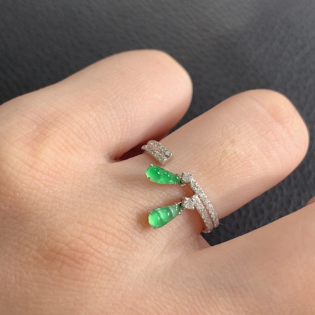 翡翠18K金镶嵌颈饰开口甜绿福豆戒指