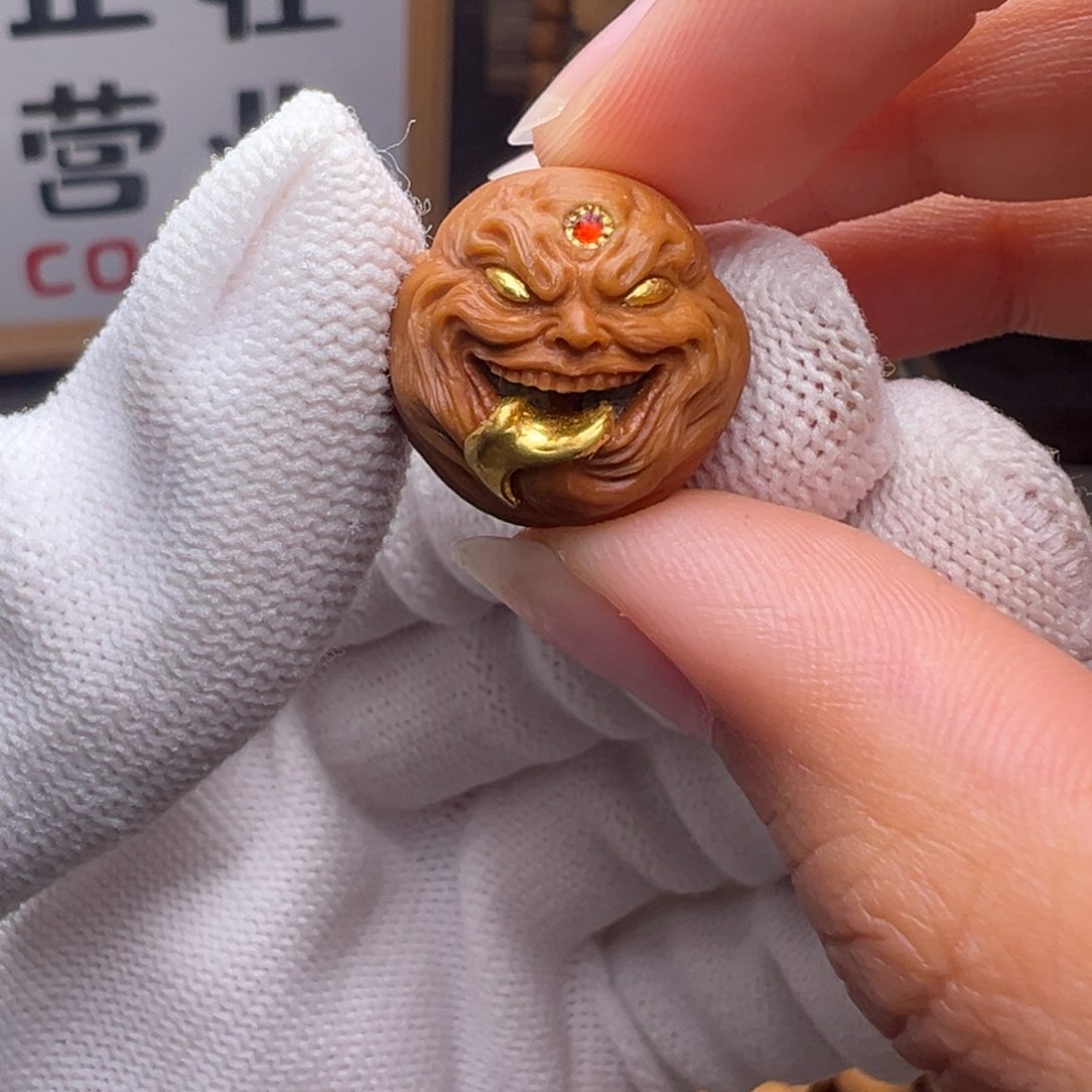 猴头核桃把件精修镶嵌金18左右尺寸全品舔僧有正常封口线