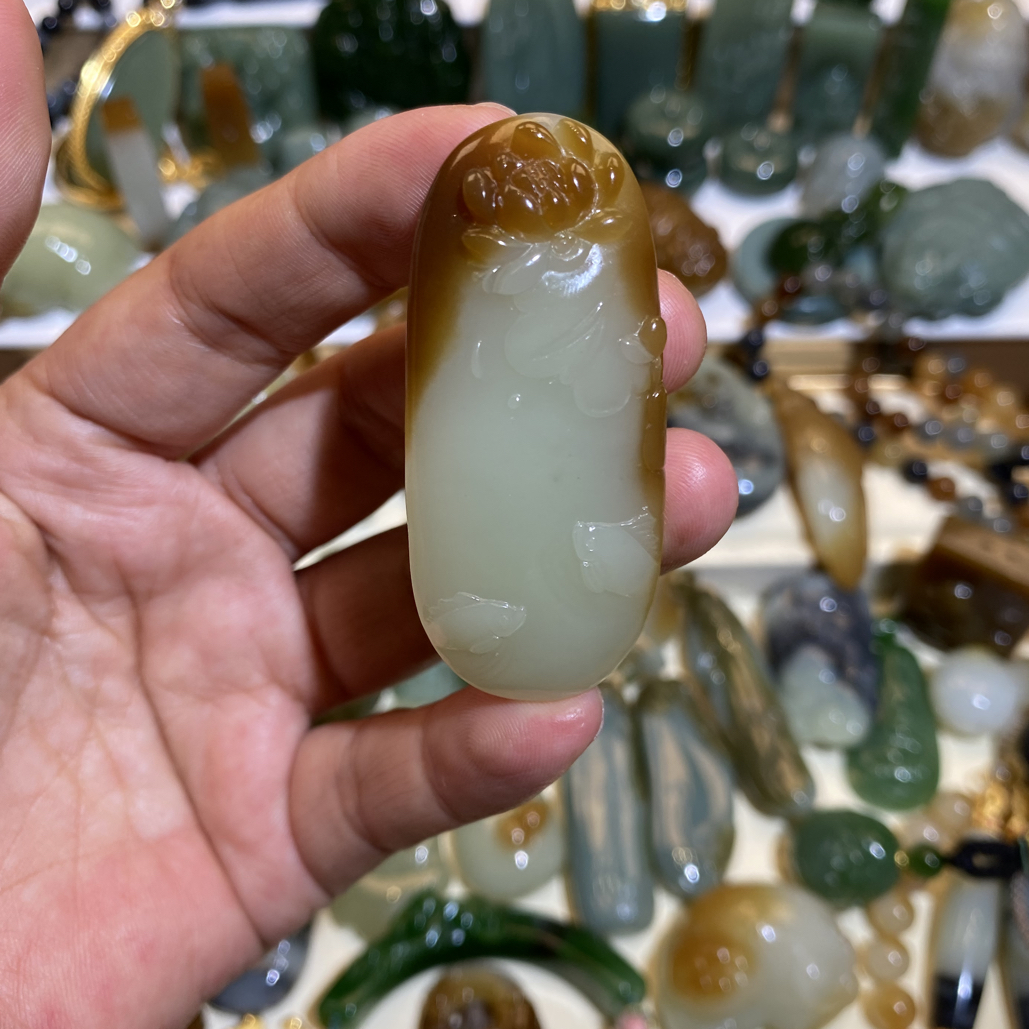 和田玉且末糖荷叶鱼特色挂件