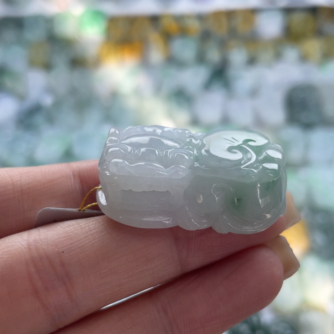 素****翡翠未镶嵌颈饰貔貅