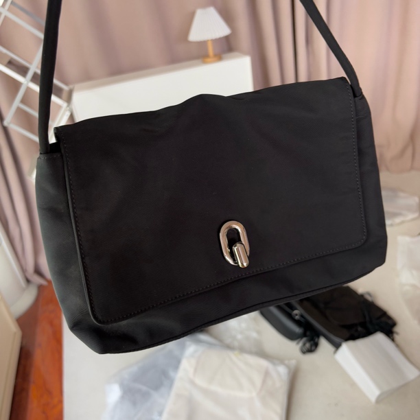 纯色锁扣手提式街头潮流腋下包车缝线通勤风拉链款