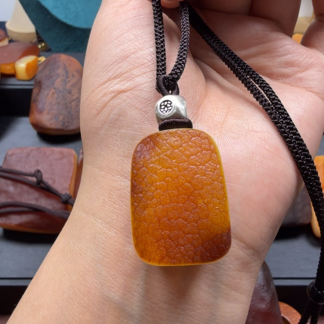 琥珀吊坠(赠链)未镶嵌