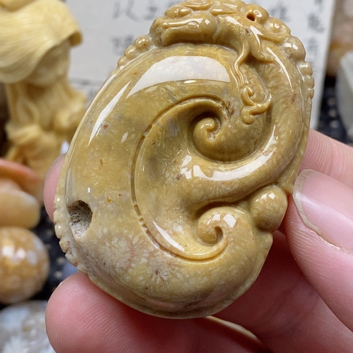 颈饰未镶嵌硅化珊瑚（珊瑚玉）有瑕