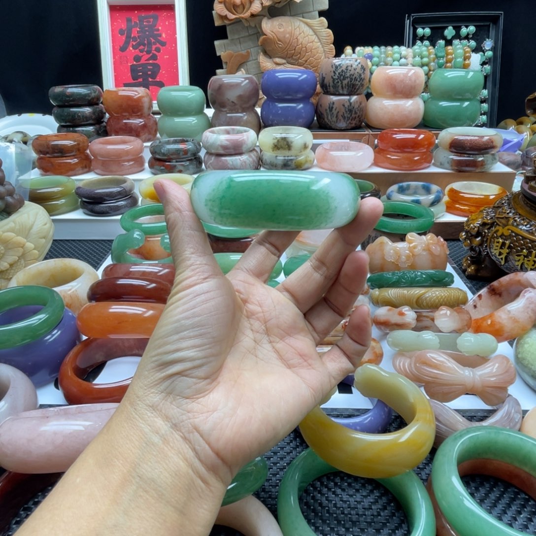 红***豆石英岩玉未镶嵌手镯