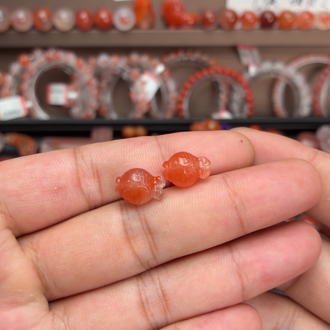 南红玛瑙未镶嵌川料一对嘟嘟鱼