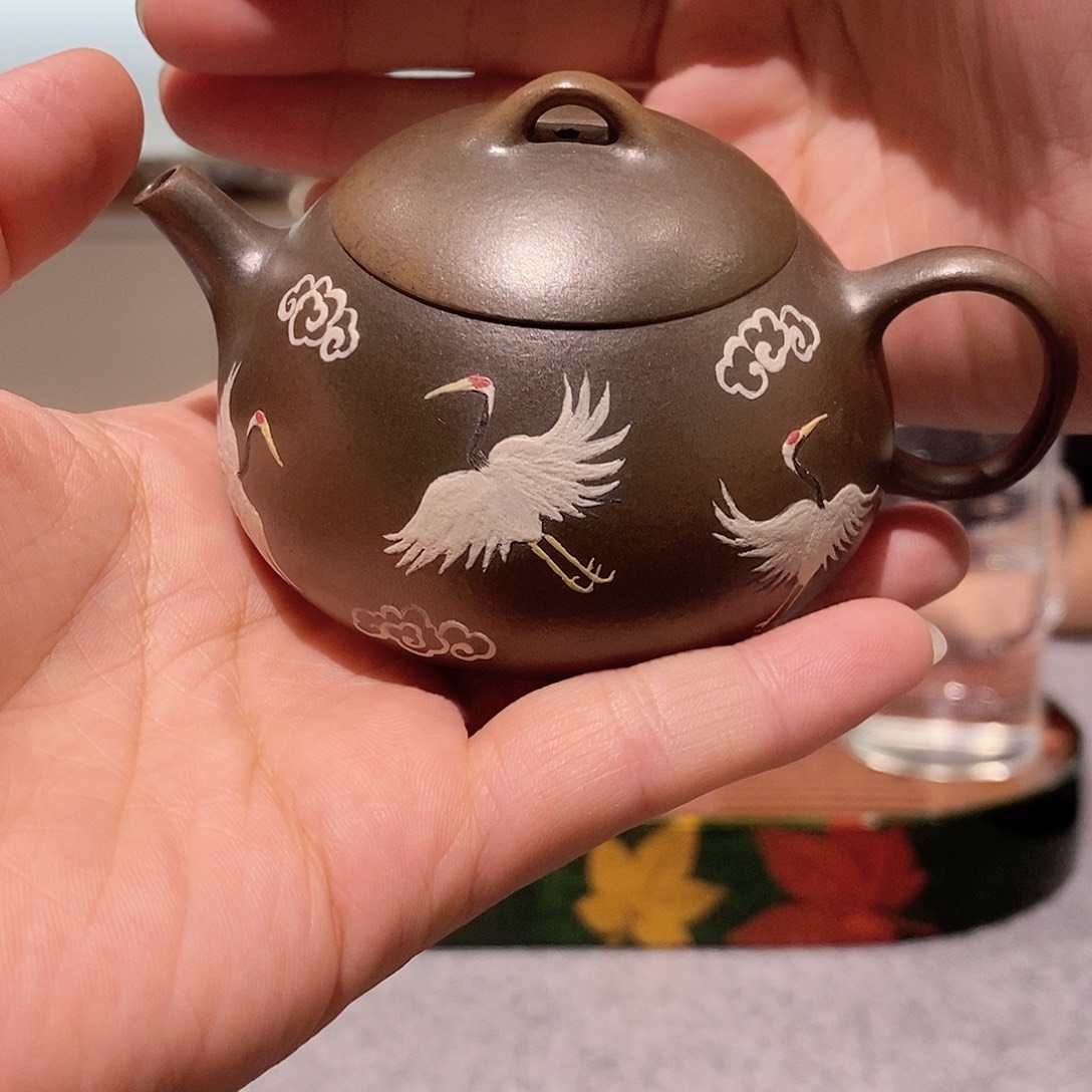 泥绘柴烧紫砂壶一只