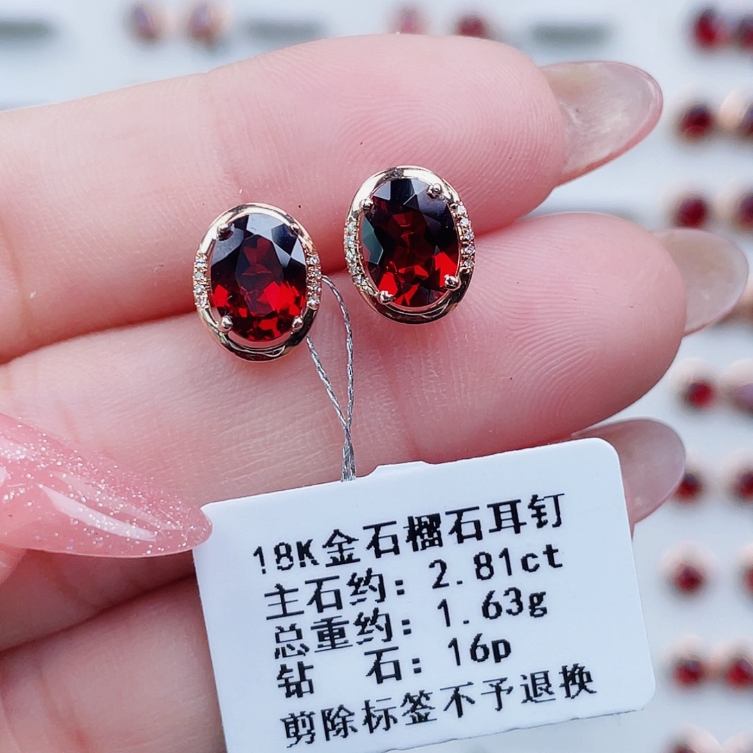 18K金镶嵌石榴石耳饰