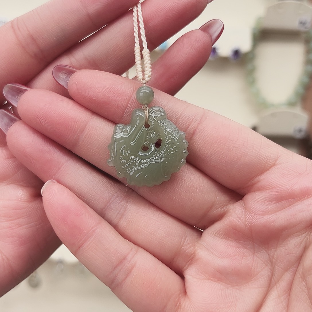 吃***兔和田玉未镶嵌颈饰