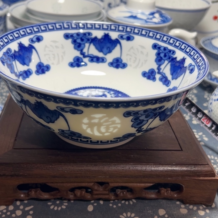 用***1陶瓷青花7寸雕刻五福面碗2个