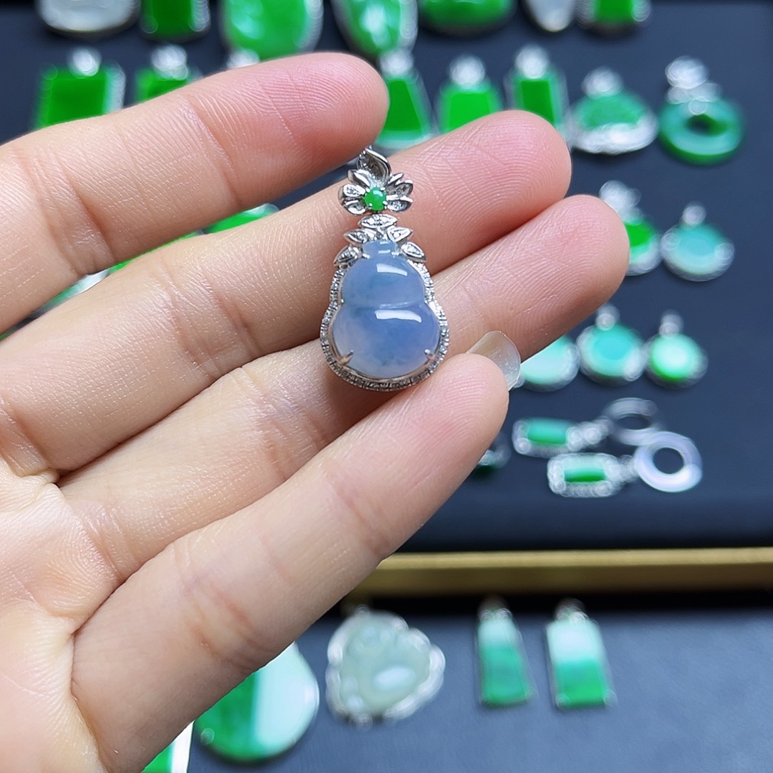 翡翠18K金镶嵌颈饰