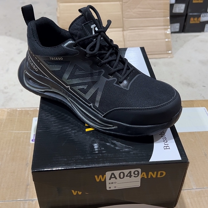 编码049号。42码防砸防刺劳保鞋。