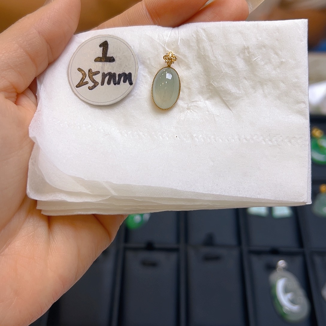 翡翠颈饰18K金镶嵌翡翠