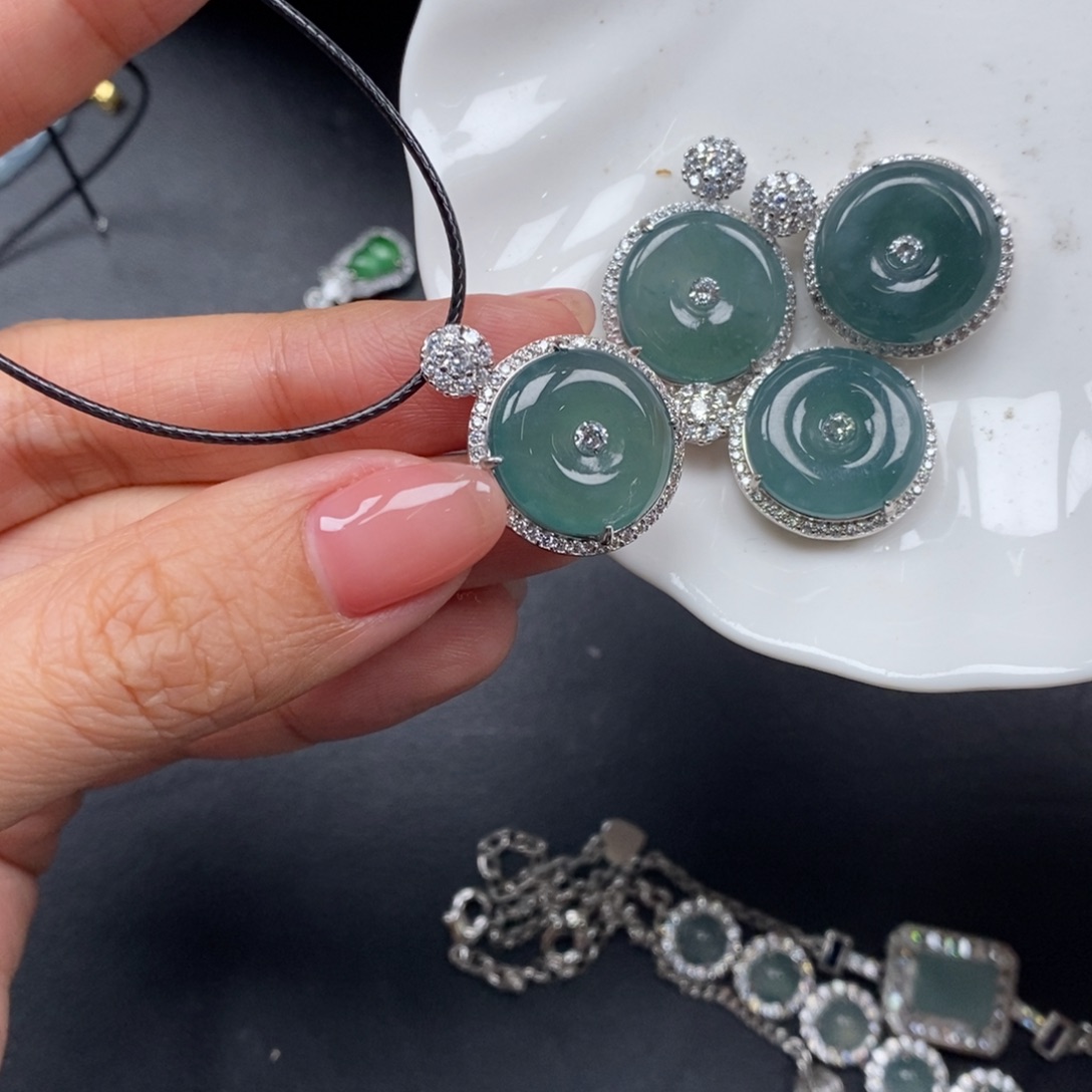 翡翠颈饰未镶嵌翡翠