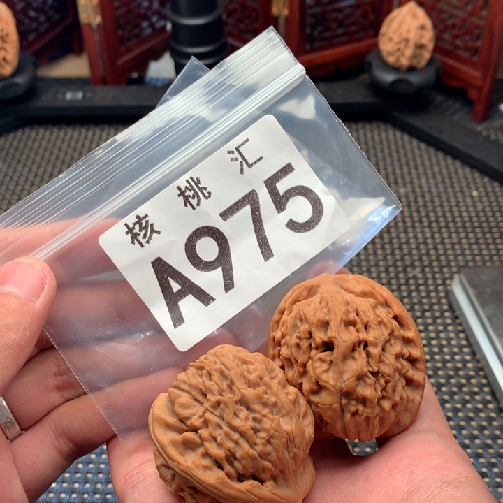 文玩核桃吊坠莲花