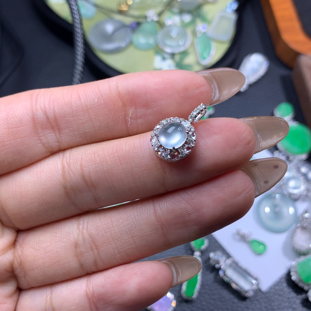 翡翠18K金镶嵌颈饰玻璃炸光蛋面滴流