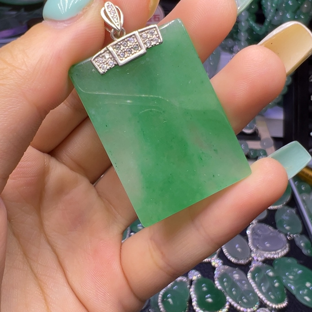 石英质玉（非洲翠）未镶嵌颈饰