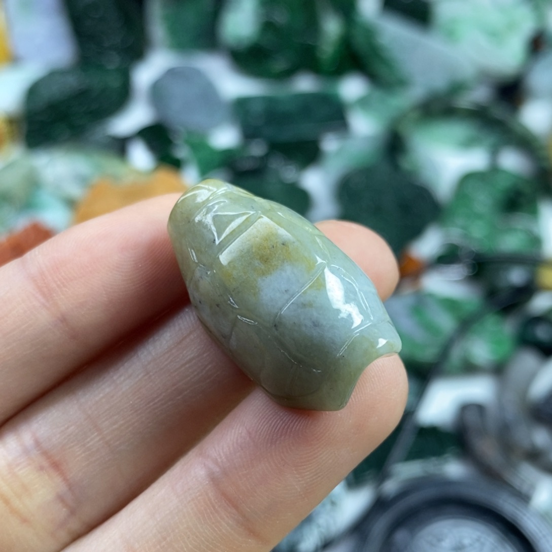 翡翠颈饰未镶嵌吊坠：裸发