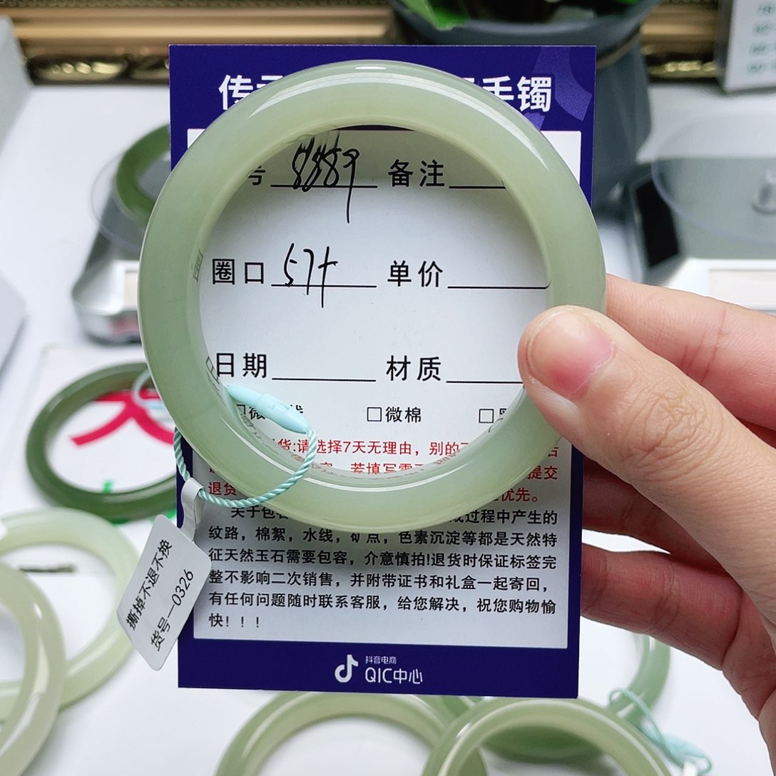 和田玉手镯未镶嵌陶*。