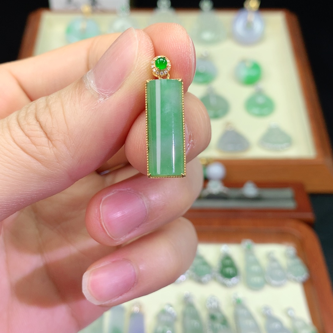 翡翠颈饰18K金镶嵌天然a货翡翠吊坠