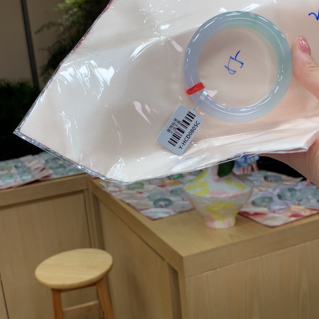 翡翠手镯未镶嵌不退不换