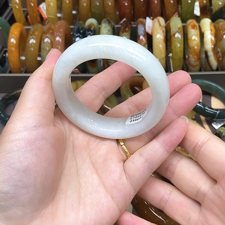 未镶嵌透闪石-蛇纹石玉手镯