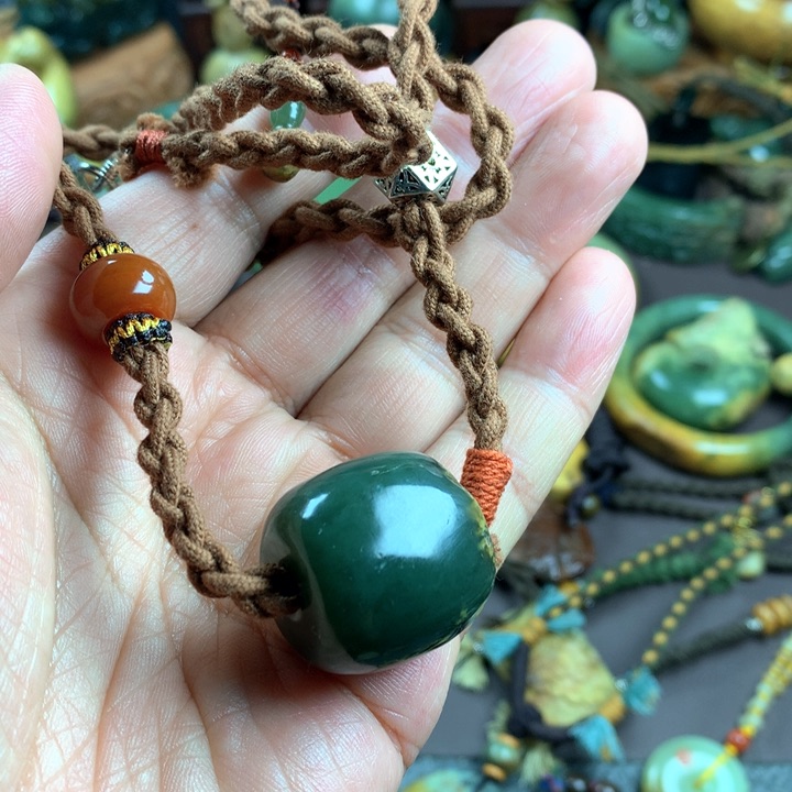 吊坠(赠链)未镶嵌岫岩河磨玉（透闪石质玉）小*月