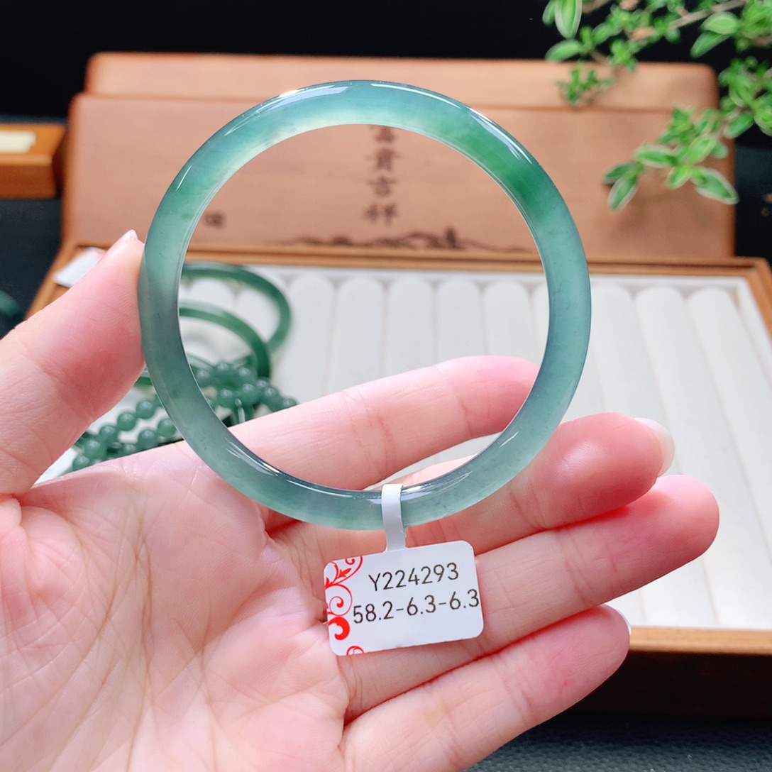 翡翠未镶嵌手镯（圆镯）