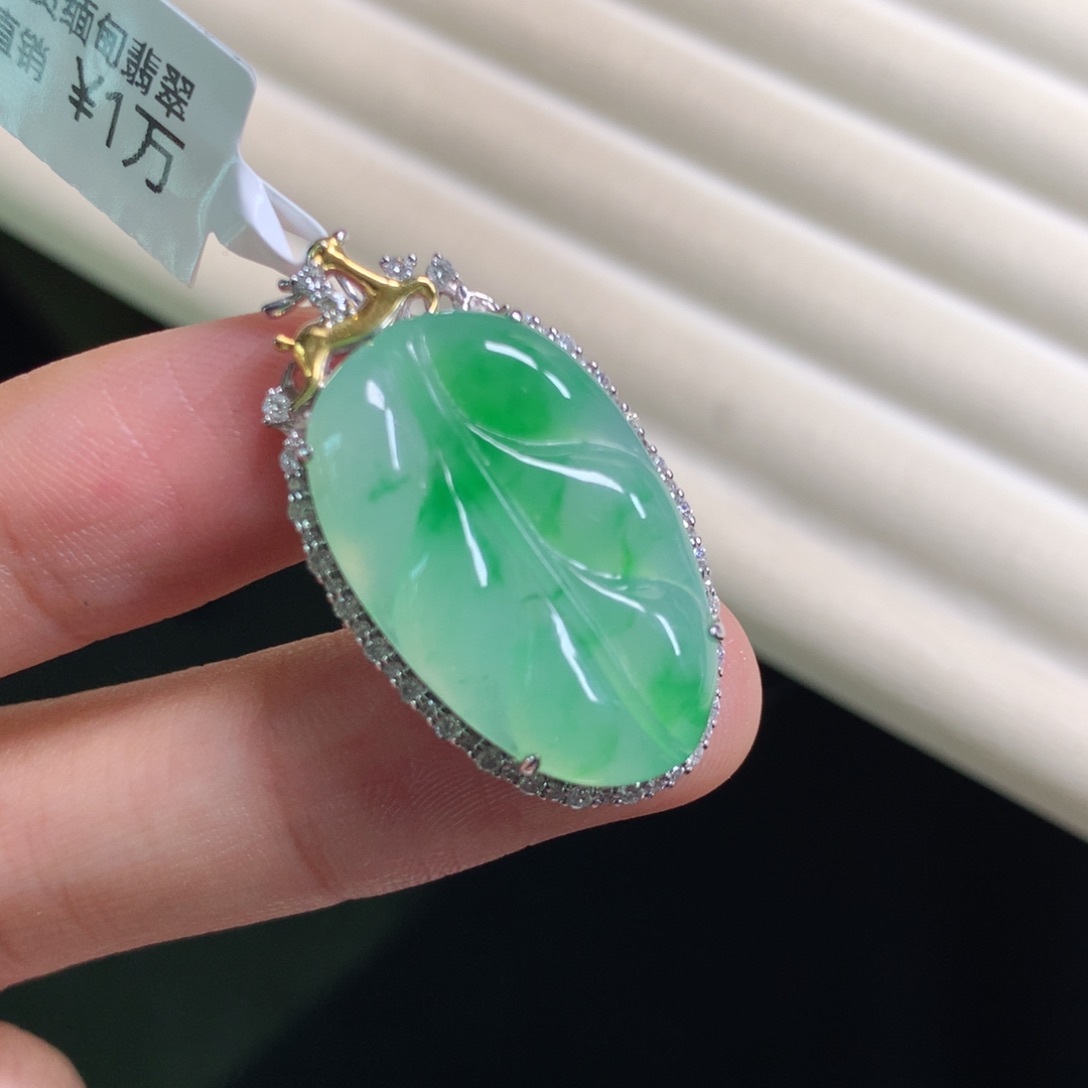 翡翠颈饰18K金镶嵌绿叶