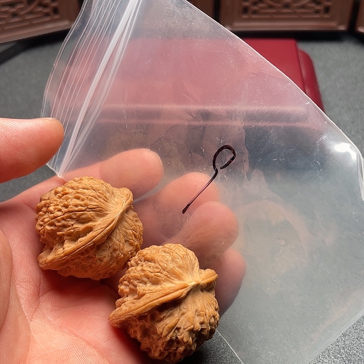 孟****山核绘文玩核桃的