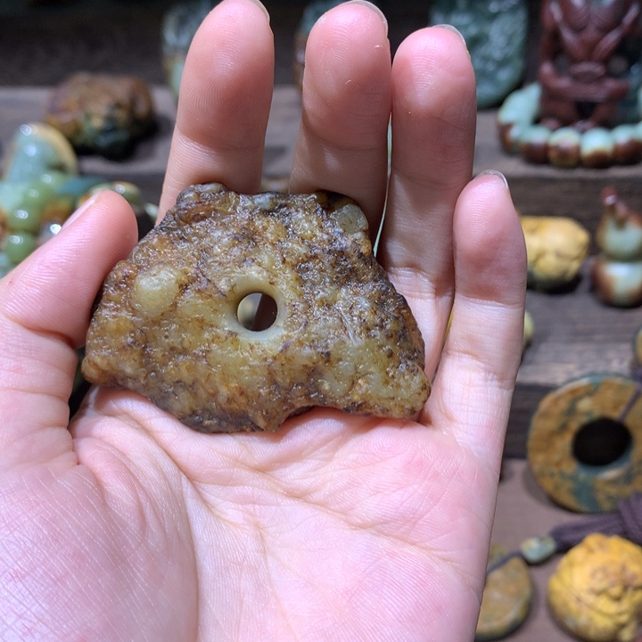 未镶嵌岫岩河磨玉（透闪石质玉）挂件