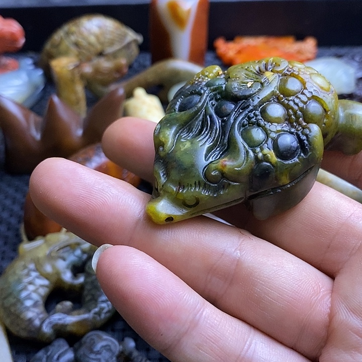 蛇纹石玉未镶嵌颈饰