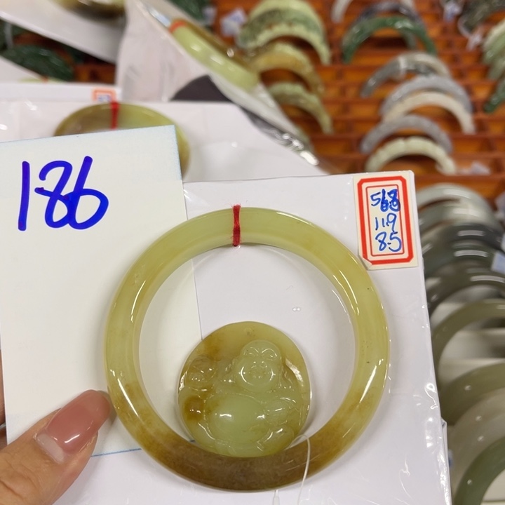 观***姐和田玉未镶嵌手镯