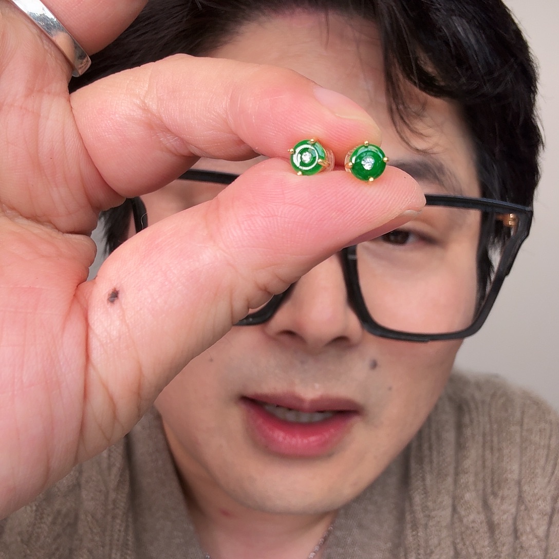 翡翠未镶嵌颈饰一对