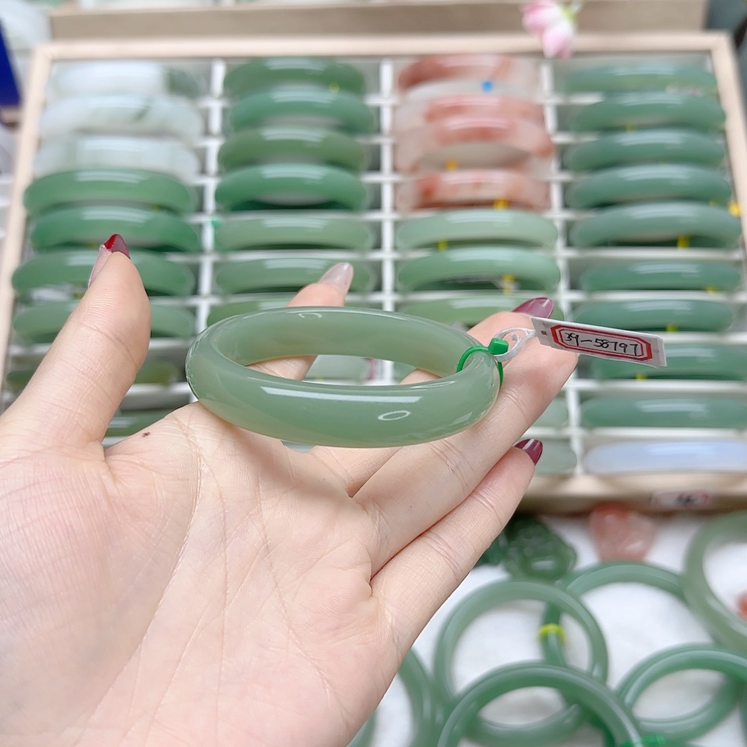 石英质玉手镯未镶嵌55.6口径