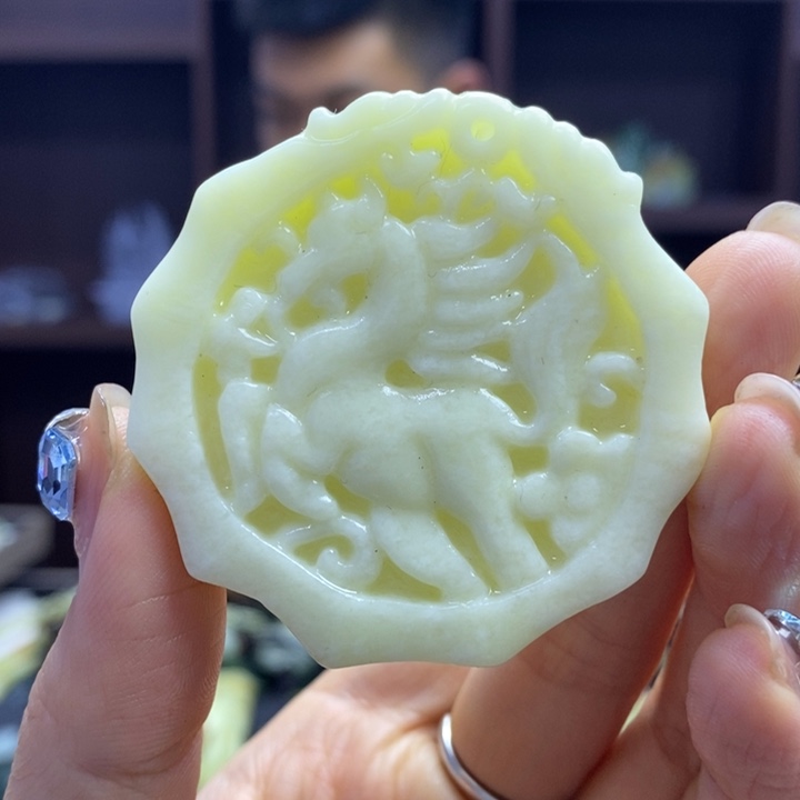 蛇纹石玉未镶嵌颈饰