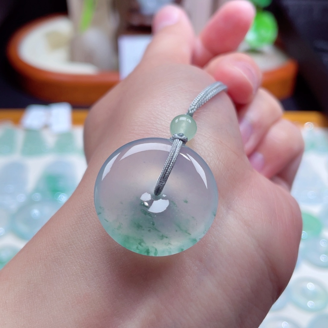 翡翠颈饰未镶嵌扣子