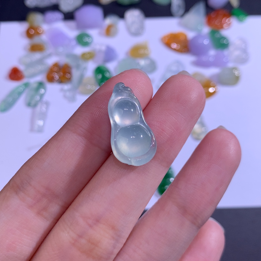 翡翠未镶嵌颈饰豆子