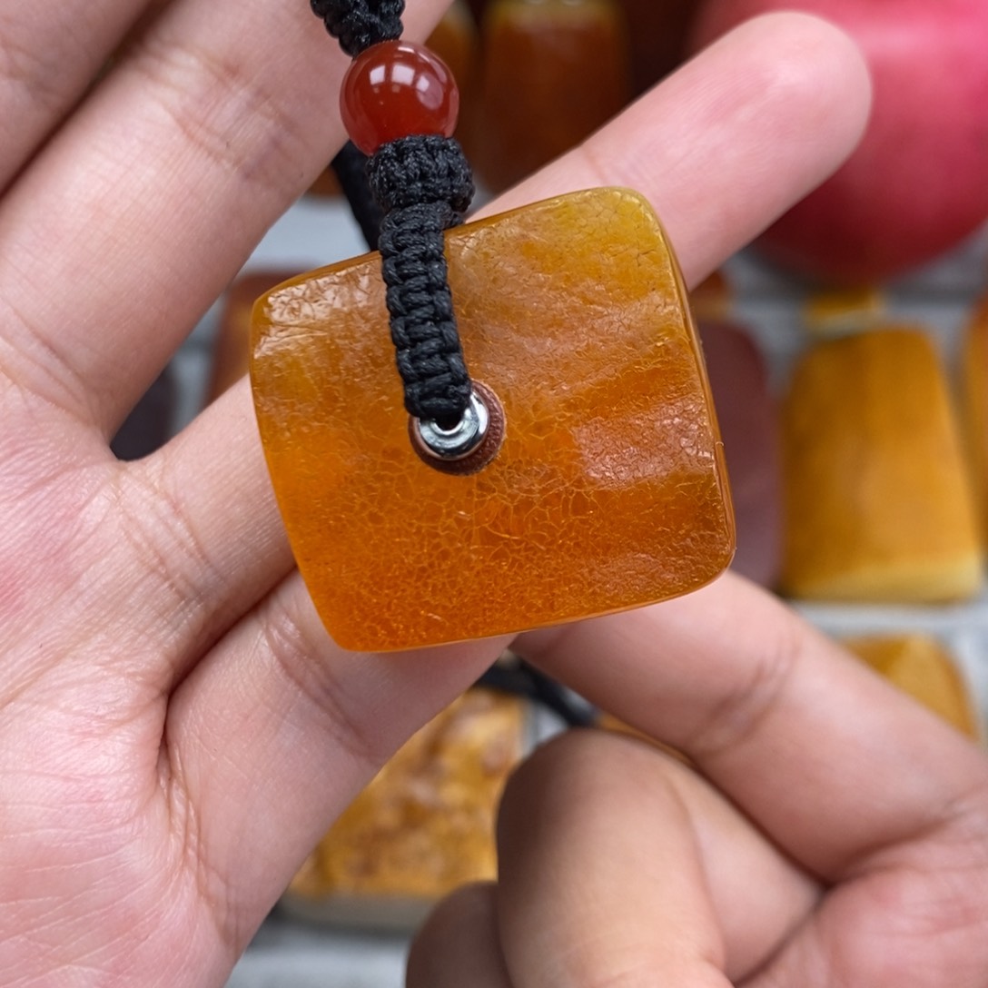 琥珀吊坠(赠链)未镶嵌