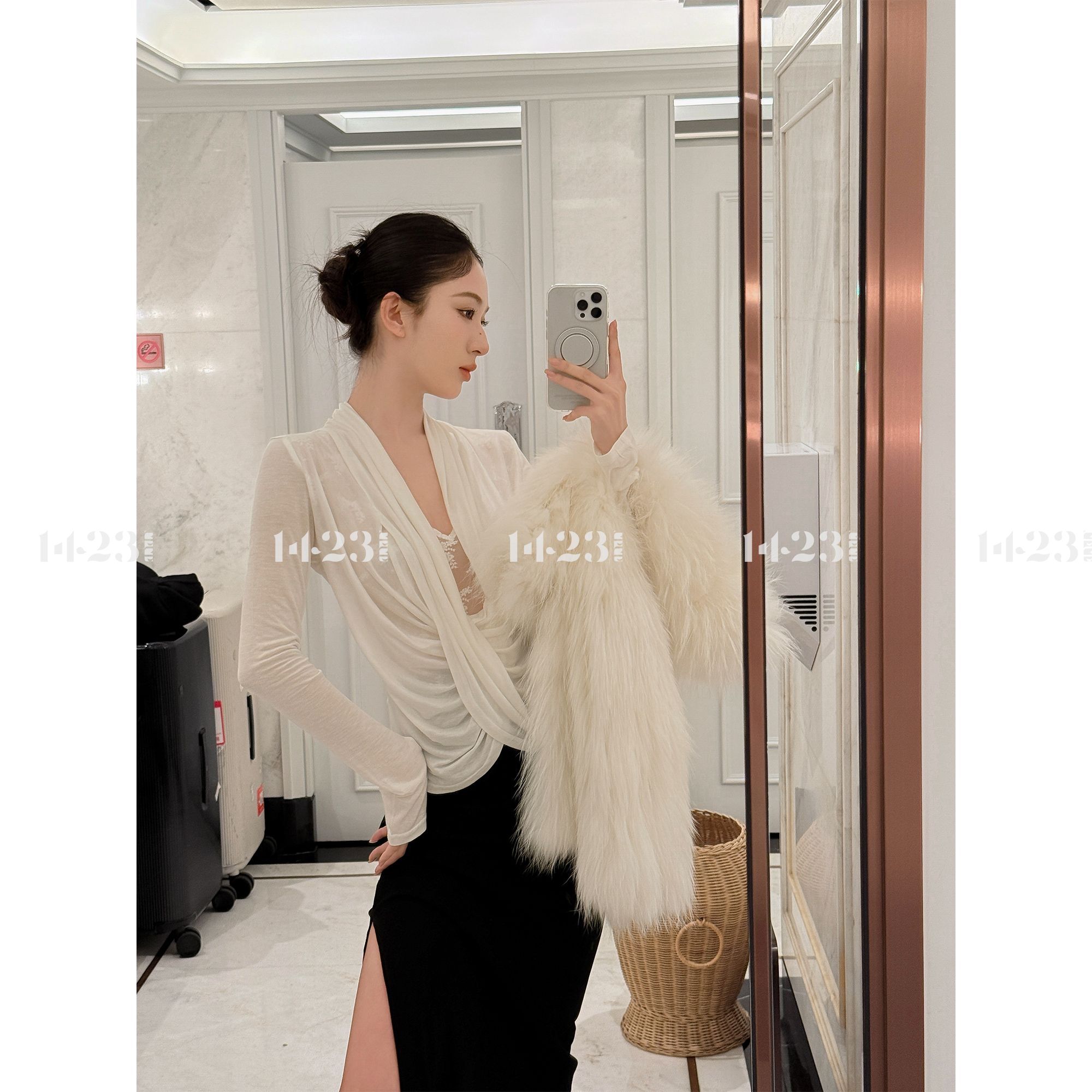 1423【呼吸自由】蕾丝拼接荡领修身设计感白色打底衫上衣