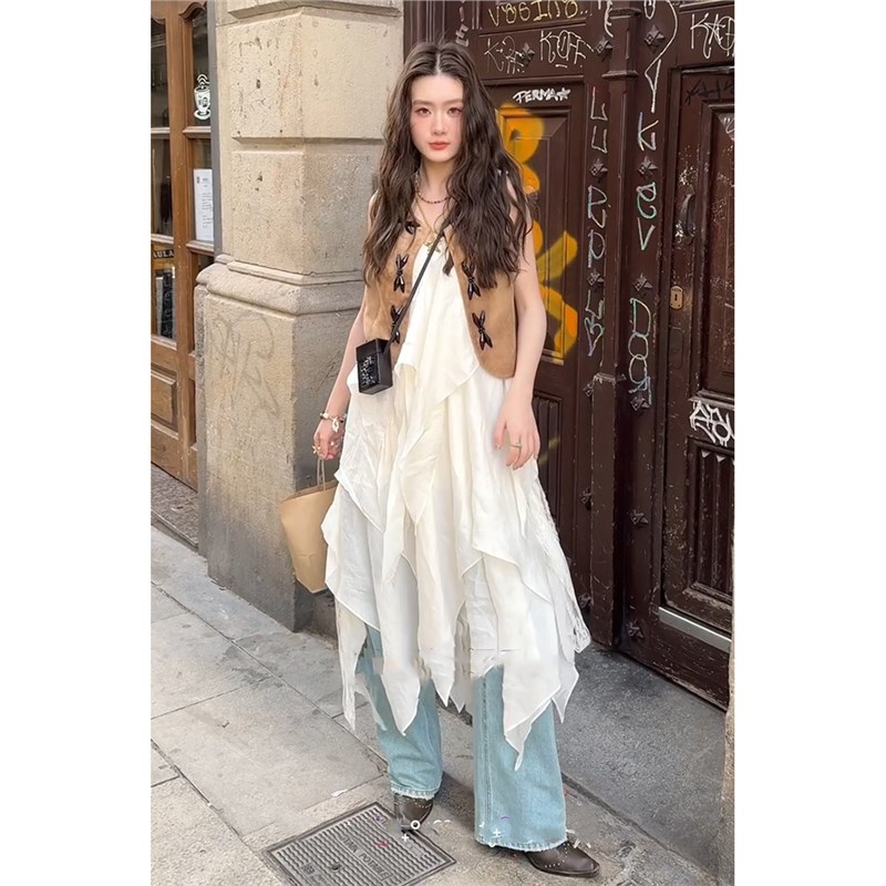 一整套ootd穿搭小众不撞款度假卡其色马甲吊带连衣裙套装女2025春