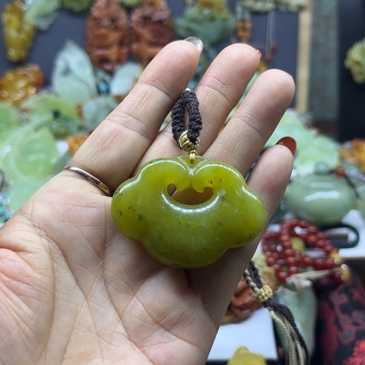 蛇纹石玉未镶嵌颈饰