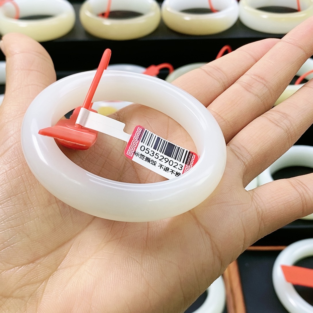 墨***空和田玉未镶嵌手镯51