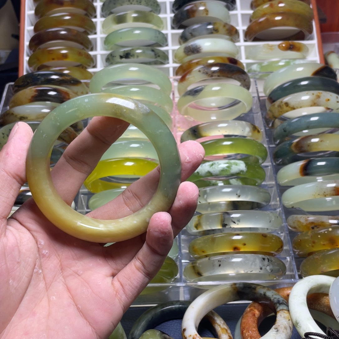 蛇纹石玉未镶嵌手镯