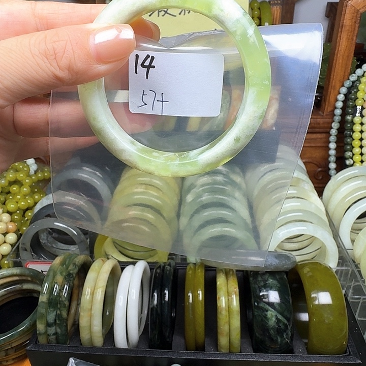 惠****未镶嵌蛇纹石玉手镯